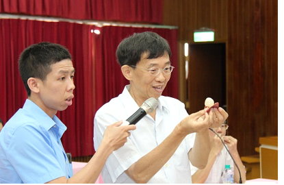 農試所嘉義分所張哲瑋主任(右)介紹臺農3號玫瑰紅荔枝